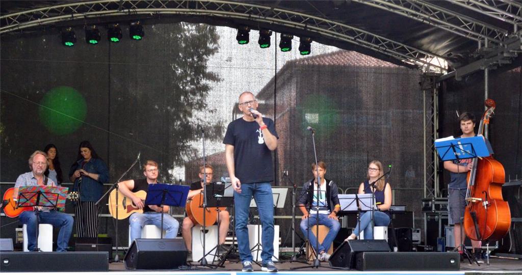 Bereits am Nachmittag standen die ersten Bands auf der Bühne. Foto: Schmonsees