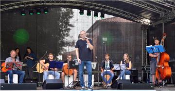 Bereits am Nachmittag standen die ersten Bands auf der Bühne. Foto: Schmonsees