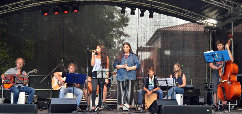 Bereits am Nachmittag standen die ersten Bands auf der Bühne. Foto: Schmonsees