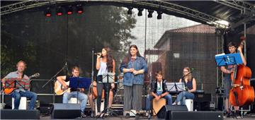 Bereits am Nachmittag standen die ersten Bands auf der Bühne. Foto: Schmonsees