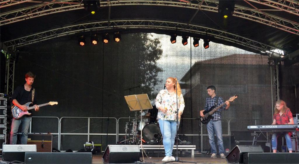 Bereits am Nachmittag standen die ersten Bands auf der Bühne. Foto: Schmonsees