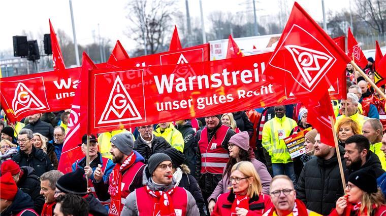 Bereits am vergangenen Montag waren bei VW fast 100.000 Mitarbeiter an neun Standorten in den Warnstreik getreten 