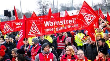 Bereits am vergangenen Montag waren bei VW fast 100.000 Mitarbeiter an neun Standorten in den Warnstreik getreten 