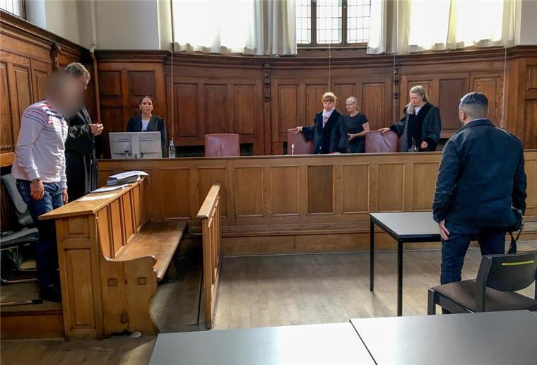 Mehrere Personen im Gerichtssaal.