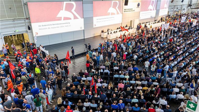 Bereits Anfang September protestierten VW-Mitarbeiter auf der Betriebsversammlung gegen die VW-Sparpläne. (Archivfoto)