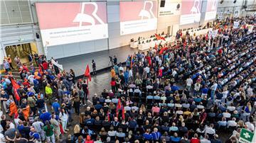 Bereits Anfang September protestierten VW-Mitarbeiter auf der Betriebsversammlung gegen die VW-Sparpläne. (Archivfoto)