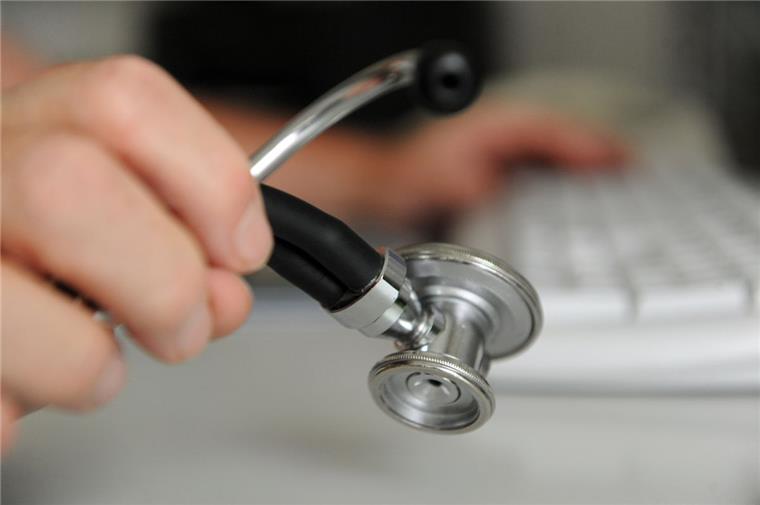 Patienten in Sorge: Im Cuxland gehen die Landärzte aus Bereits heute arbeiten viele Hausärzte weiter, obwohl sie eigentlich längst im Rentenalter wären, weil sie keinen Nachfolger finden.