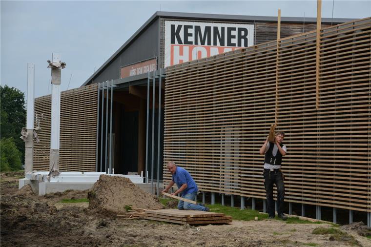 Bereits im Sommer 2016 wurde die Fassade der Kemner Home Company in Bad Bederkesa für 150.000 Euro erneuert.