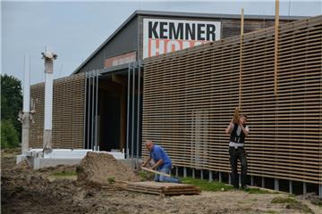 Bereits im Sommer 2016 wurde die Fassade der Kemner Home Company in Bad Bederkesa für 150.000 Euro erneuert.