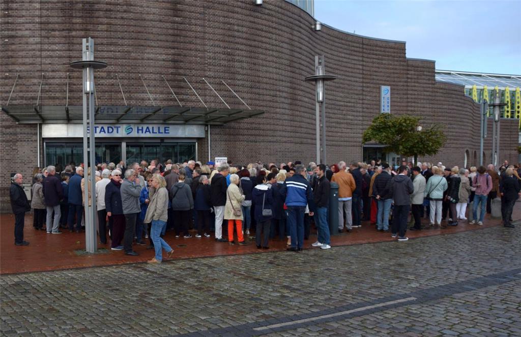 Bereits lange bevor sich die Türen öffneten, standen die Besucher vor der Stadth...