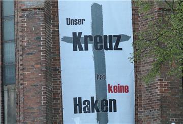 "Unser Kreuz hat keine Haken" steht auf einem Transparent 