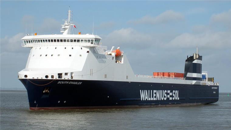 Dieser Hightech-Frachter kommt nun immer wieder nach Bremerhaven Ein großes, modernes RoRo-Frachtschiff mit dem Namen „South Enabler“ fährt bei Tageslicht auf ruhiger See. Der Rumpf ist dunkelblau mit dem weißen Schriftzug „Wallenius SOL“, das Steuerhaus und die Aufbauten sind weiß. Auf dem Deck stehen einige orangefarbene Container.