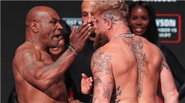 Bereits vor dem Kampf hat Mike Tyson (l) Box-Gegner Jake Paul geohrfeigt.