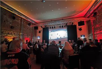 Bereits zum letzten Hauptrundenspiel der Fischtown Pinguins bei den Eisbären Berlin verfolgten zahlreiche Fans beim Public Viewing im Apollo. Im Viertelfinale geht es weiter.