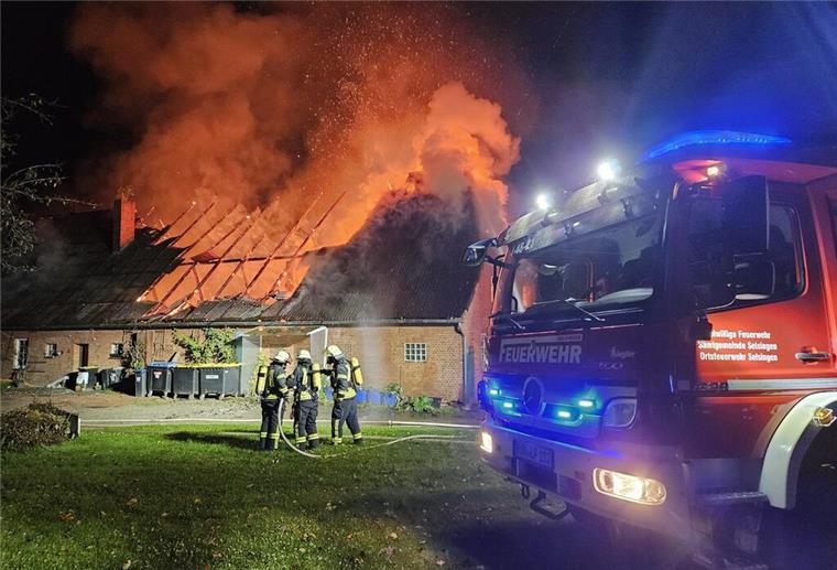 Bereits zur Alarmierung der Feuerwehren schlugen Flammen aus dem Dachstuhl.