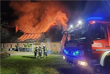 Bereits zur Alarmierung der Feuerwehren schlugen Flammen aus dem Dachstuhl.