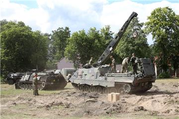 Bergepanzer der Bundeswehr stehen auf einem Platz in Jessnitz-Werk. Die Lage im Waldbrandgebiet bei Lübtheen in Mecklenburg-Vorpommern hat sich leicht entspannt. 