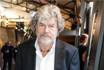 Bergsteiger-Legende Reinhold Messner hat gelassen auf den Verlust zweier Titel im Guinness-Buch der Rekorde reagiert.