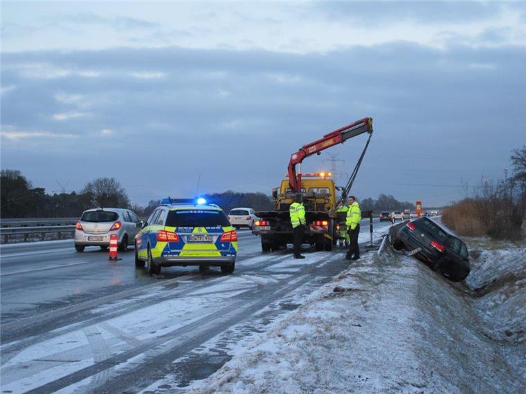 Bergungsarbeiten auf der A1 bei Sittensen. Gleich acht Unfälle gab es allein am Sonntagnachmittag.
