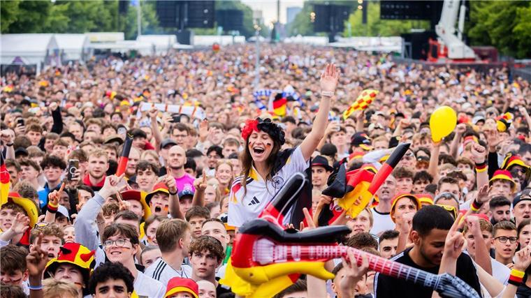 Berlin rechnet mit einem großen Andrang zum deutschen Achtelfinale.