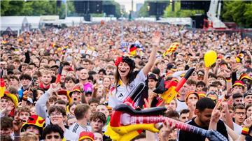 Berlin rechnet mit einem großen Andrang zum deutschen Achtelfinale.