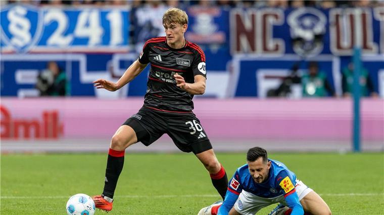 Berlins Aljoscha Kemlein (l) und Kiels Steven Skrzybski kämpfen um den Ball.