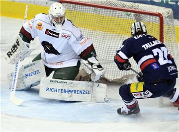 Berlins Barry Tallackson (rechts) und Augsburgs Torhüter Jonathan Boutin, der einen Shutout schafft, kämpfen um den Puck. 