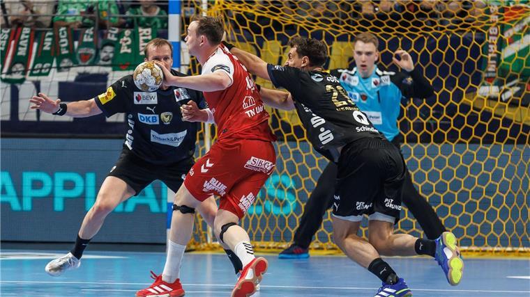 Füchse Berlin legen Grundstein zum Einzug ins Final Four Berlins Lukas Herburger versucht Aalborg-Star Sander Sagosen zu stoppen