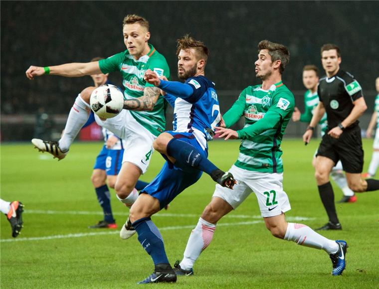 Werder knackt Berliner Festung: Kruse sorgt für Auswärts-Premiere Berlins Marvin Plattenhardt (Mitte) kämpft mit den Bremern Robert Bauer (links) und Bremens Fin Bartels (rechts) um den Ball.