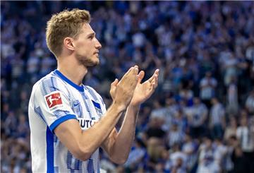  Berlins Niklas Stark verabschiedet sich nach der Niederlage allein von den Berliner Fans. 