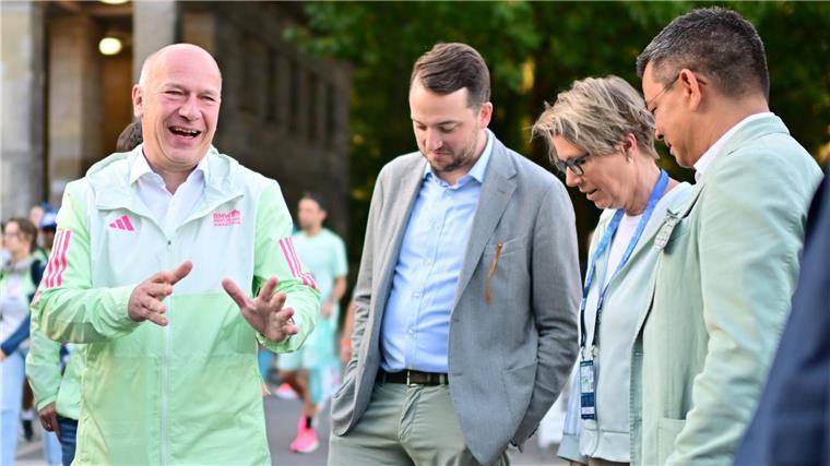 Sawe gewinnt Berlin-Marathon - Wetter verhindert Rekord Berlins Regierender Bürgermeister Kai Wegner (l) gab das Startsignal.