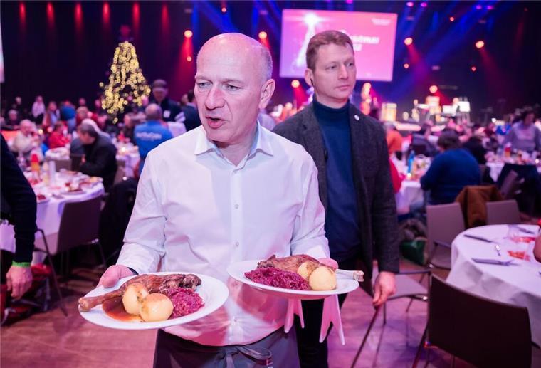 Berlins Regierender Bürgermeister Kai Wegner servierte persönlich. „Ich glaube, wir müssen schauen, dass wir mehr Unterkünfte bekommen, dass wir die Menschen von der Straße bekommen, dass wir auch mehr Sozialarbeit anbieten“, so der CDU-Politiker.