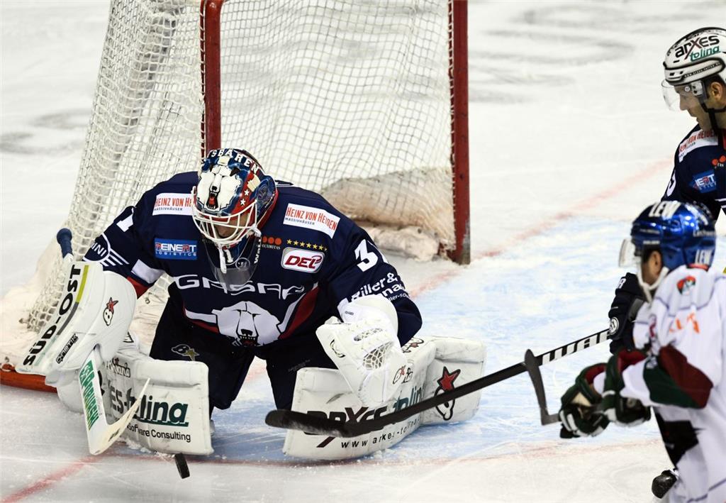 Berlins Torhüter Petri Vehanen hält einen Puck. Gegen Augsburg gibt es trotzdem ...