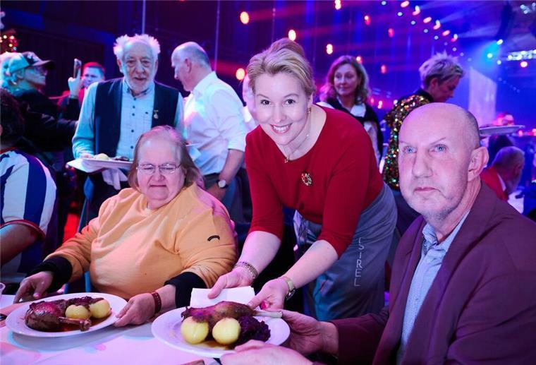 Berlins Wirtschaftssenatorin Franziska Giffey (Mitte) serviert Essen (Foto aktuell).