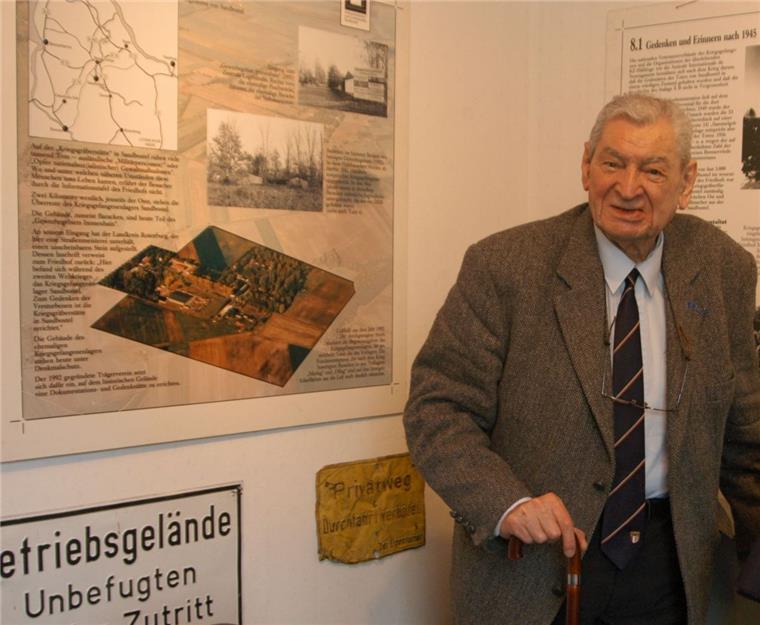 Bernard Le Godais bei einem Besuch vor zehn Jahren in der Gedenkstätte Lager Sandbostel. Jetzt ist posthum zum 100. Geburtstag ein Veranstaltungsraum nach ihm benannt worden.