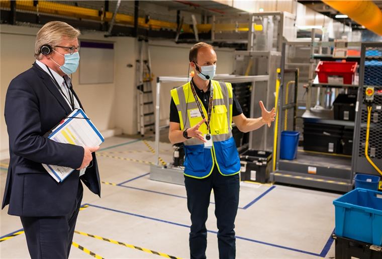Amazon kündigt neues Verteilzentrum in Niedersachsen an Bernd Althusmann (CDU, links), Wirtschaftsminister von Niedersachsen, lässt sich von Joern Asmussen, Standortleiter von Amazon in Winsen, das Logistikzentrum zeigen.
