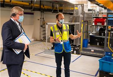 Bernd Althusmann (CDU, links), Wirtschaftsminister von Niedersachsen, lässt sich von Joern Asmussen, Standortleiter von Amazon in Winsen, das Logistikzentrum zeigen. 