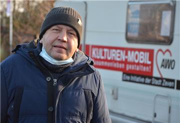 Bernd Mahnken ist auch in Corona-Zeiten mit dem Kulturen-Mobil der Arbeiterwohlfahrt in Zeven unterwegs.