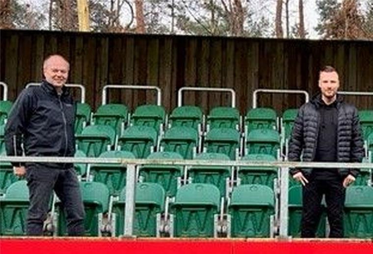 Zeven-Coach Robin Cordes geht nach Heeslingen Bernd Meyer (links), Zweiter Vorsitzender des Heeslinger SC, freut sich über die Verpflichtung von Robin Cordes als Trainer der zweiten Mannschaft des Vereins.