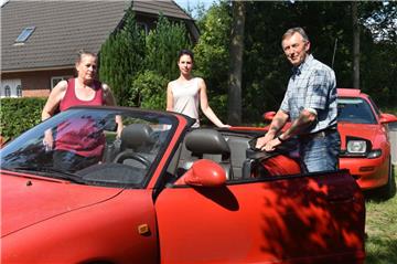 Bernd Petersen, seine Frau Sabine und Tochter Noreen lieben es, im Celica zum Eisessen nach Tostedt zu düsen. „Es bringt einfach Spaß, mit diesem Auto zu fahren“, sagt Sabine Petersen. „Die Celicas gehören einfach zu uns.“