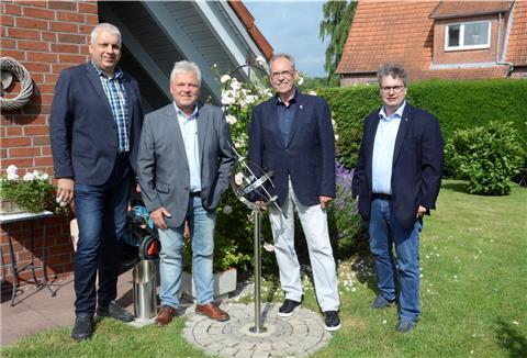 Das Foto zeigt den Bürgermeisterkandidaten mit Vertretern der Selsinger CDU-Spitze. 