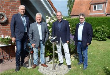 Das Foto zeigt den Bürgermeisterkandidaten mit Vertretern der Selsinger CDU-Spitze. 