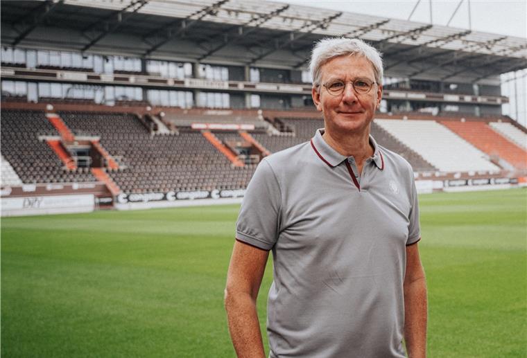Ein Mann auf einem Fußballplatz.