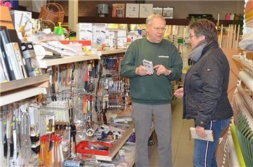 Bernd Wiegmann berät eine Kundin. Lange wird der 78-Jährige nicht mehr in seinem Laden in Tarmstedt stehen. Am Montag beginnen er und seine Frau Irmtraut mit dem Räumungsverkauf. 
