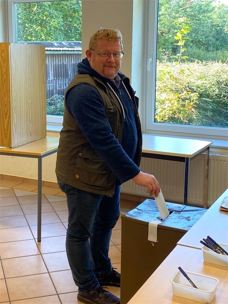 Niedersachsen hat entschieden - so sieht es in den Wahlkreisen aus Bernd Wölbern (SPD) gibt im Wahlkreis 54 seine Stimme ab.