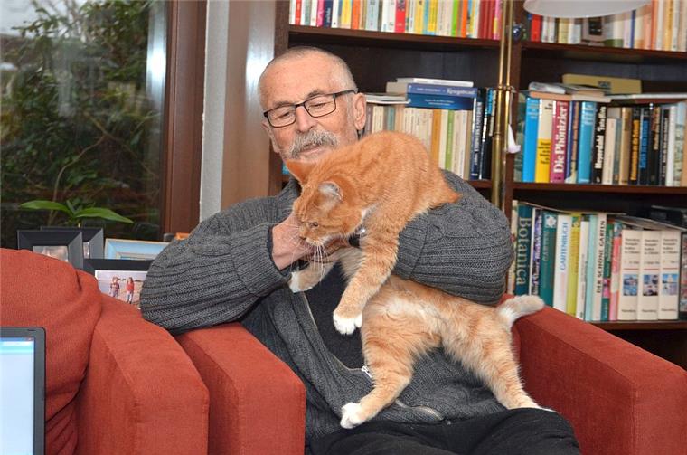 Tierquäler schießt in Kirchtimke auf Kater "Rudy" Berndt Höhne mit seinem Kater „Rudy“, der seit gut zwei Wochen mit zwei Luftgewehrgeschossen in der Lunge lebt. Wer dem Tier in Kirchtimke die Verletzung zugefügt hat, ist unbekannt.
