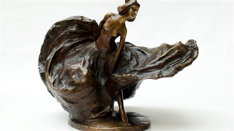 Bremer Ausstellung zeigt Skulpturen von Camille Claudel und Bernhard Hoetger Die Skulptur mit dem Titel „Loie Fuller“: Eine sich beugende Frau mit fliegendem Kleid.