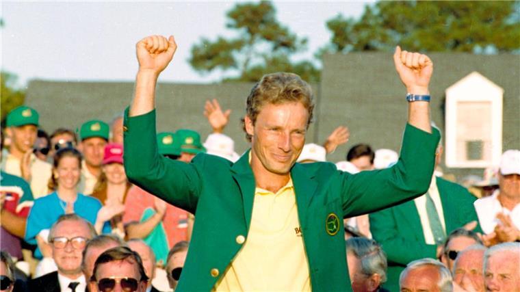 Langers Masters-Abschied in der Kathedrale des Golfsports Bernhard Langer erhält für seinen zweiten Masters-Triumph 1993 das traditionelle grüne Jackett für den Sieger.