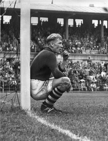 Bert Trautmann galt als einer der besten Torhüter der Welt zu seiner Zeit, spielte aber nie für die deutsche Nationalmannschaft, da Bundestrainer Sepp Herberger keine Legionäre nominierte.