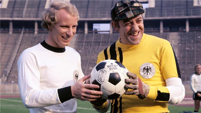 Zwei Männer halten einen Ball